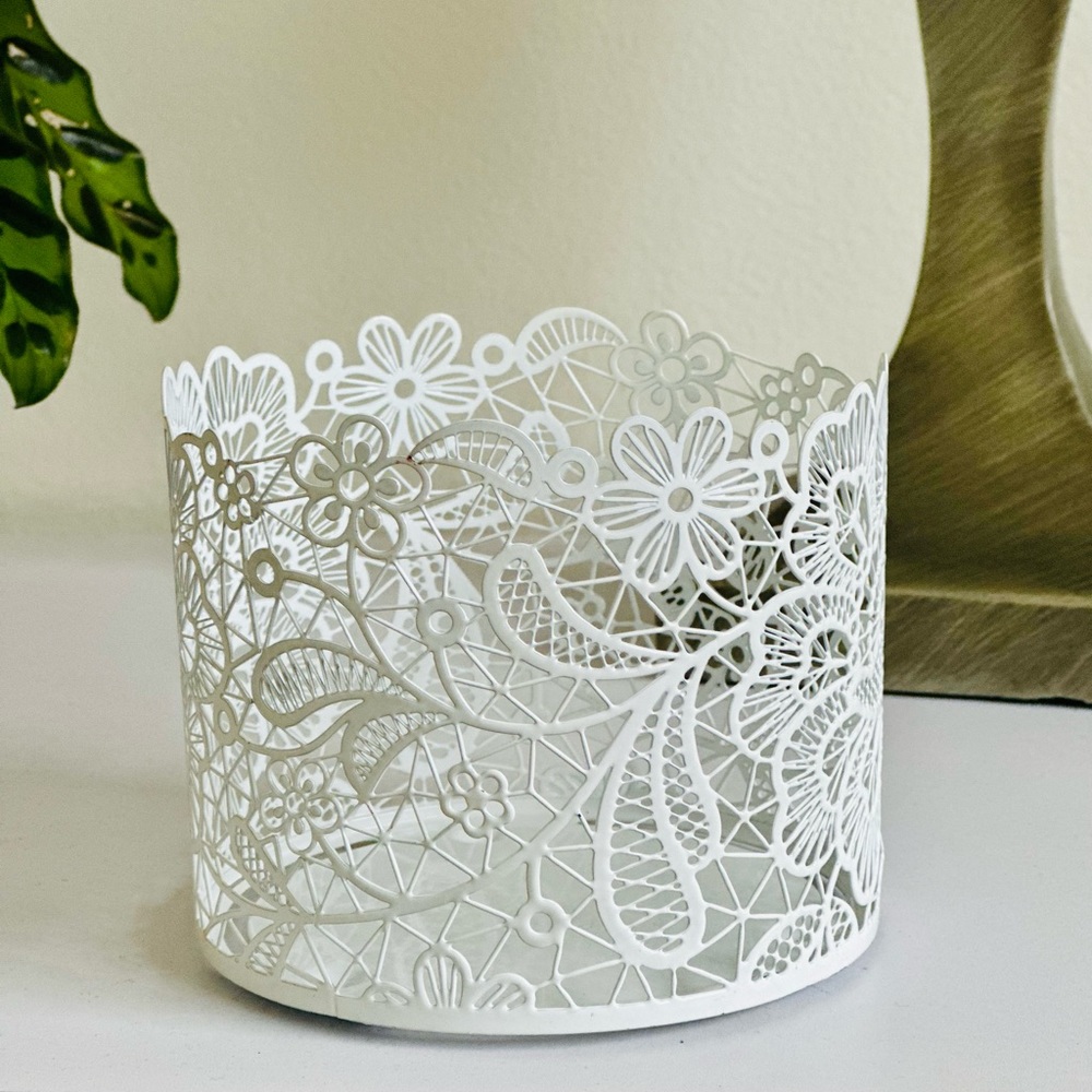 Bath & Body Works “Doily” 3-wick candle holder